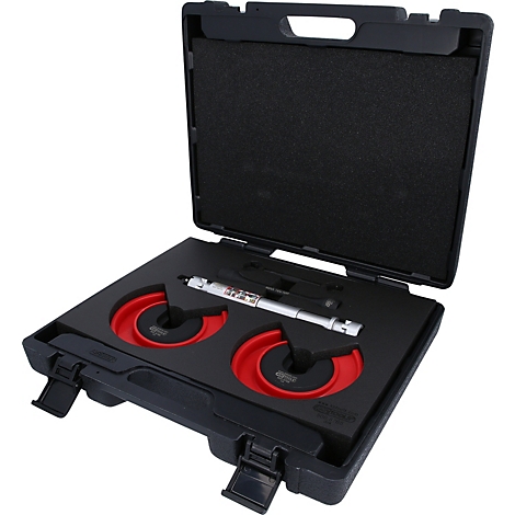 Schwarzer Werkzeugkasten mit rotem und silbernem Werkzeug. Der Kasten ist geöffnet.